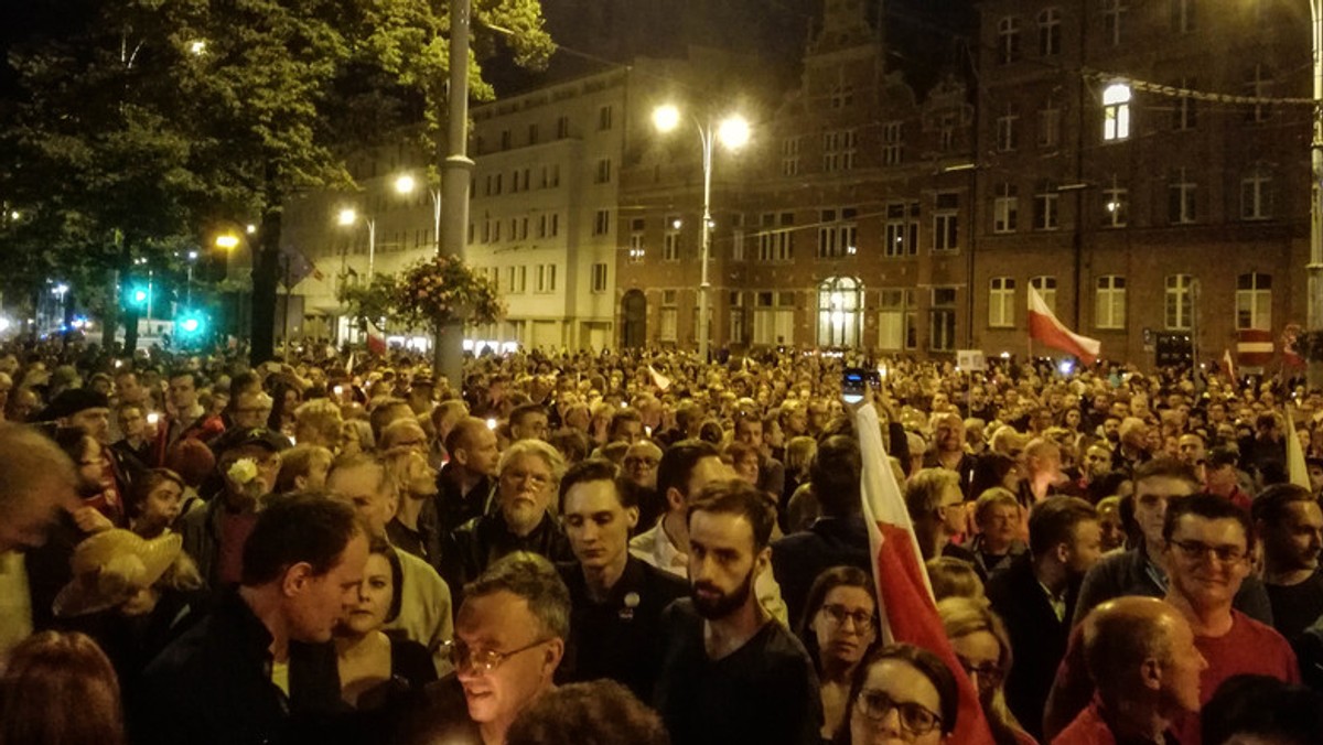 W Sejmie posłowie debatują nad projektem ustaw o KRS i Sądzie Najwyższym, które trafiły do nich po poprawkach prezydenta Andrzeja Dudy. Wygląda na to, że dyskusja nad reformą sądownictwa i przyszłe głosowanie nad projektami ponownie odbędzie się przy akompaniamencie protestów. Komitet Obrony Demokracji zapowiada, że pod sądami w całej Polsce znów odbędą się manifestacje.