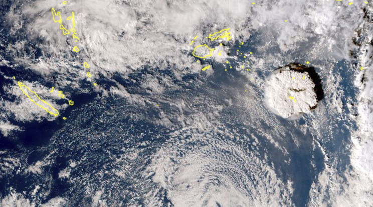 A Hunga-Tonga-Hunga-Ha'apai vulkán kitörésének robaját állítólag a kétezer kilométerrel távolabb található Új-Zélandon is hallani lehetett. Az ausztrál meteorológiai szolgálat szerint 1,2 méteres cunamit figyeltek meg Tonga fővárosában, Nuku'alofában / Fotó: MTI/AP/Japán Meteorológiai Ügynökség