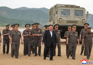 Kim Džong Un sa oficirima