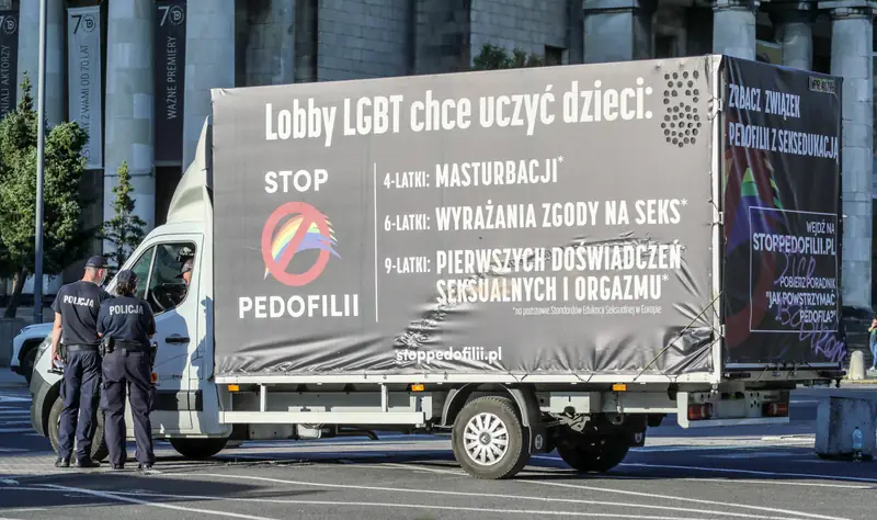 Przekreślony znak tęczy i napis &quot;Stop pedofilii&quot;. Tak Fundacja Pro-Prawo do Życia buduje wrogość wobec osób LGBT+