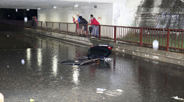 Tegnap este elmerült autó a vízben Szolnokon, a Széchenyi körút elején lévő aluljáróban / Fotó: MTI Mészáros János