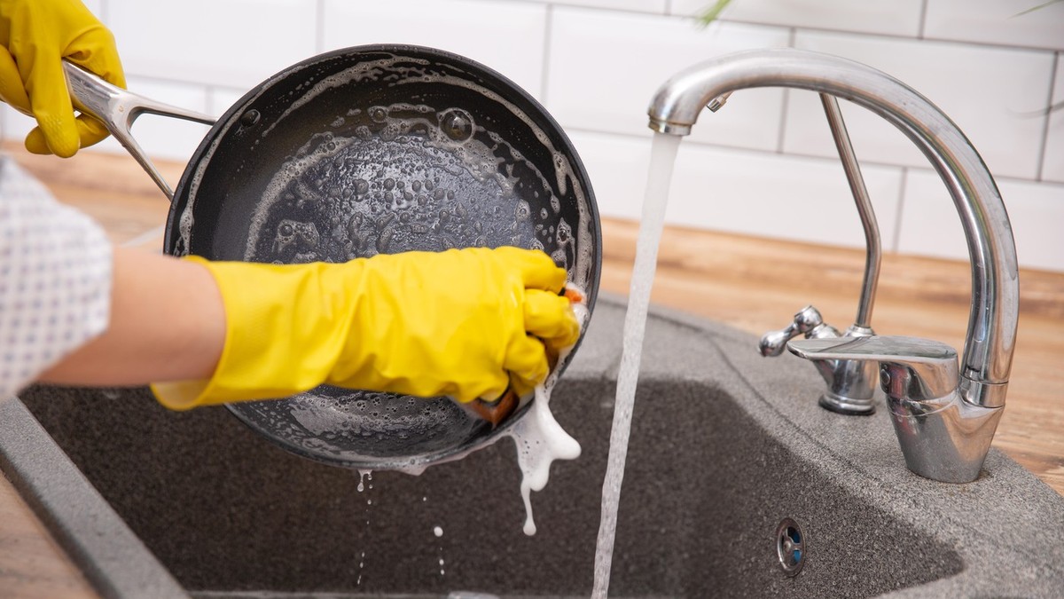 Umesto da ribate ZAGORELI TIGANJ samo sipajte ovo, prokuvajte i sačekajte 15 minuta - biće kao nov Kép