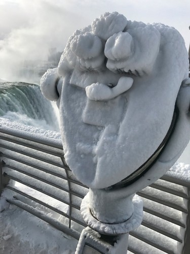 Taras widokowy nad częściowo zamarzniętą Niagarą