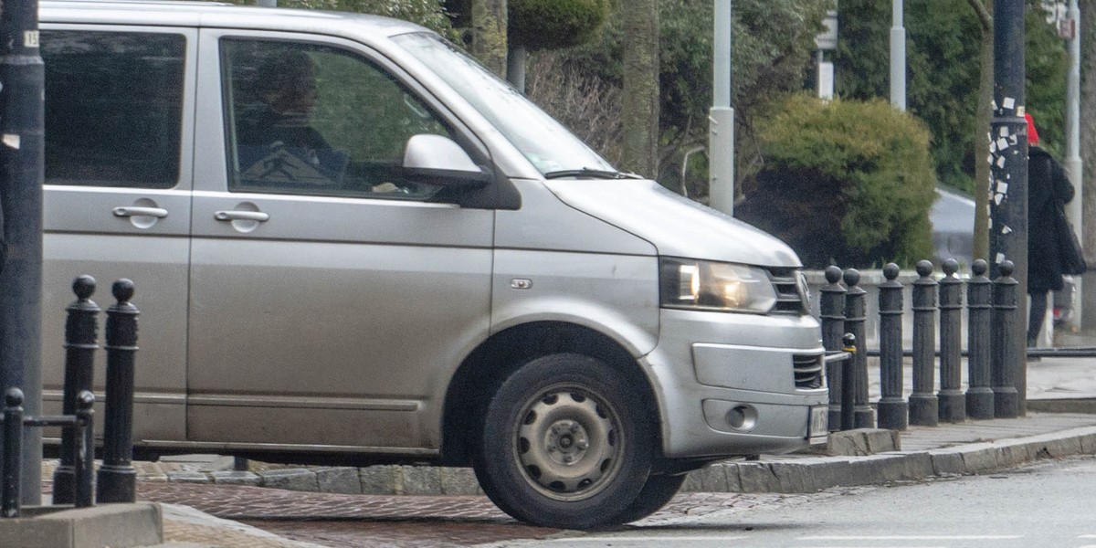 Braun za kierownicą w okolicy Sejmu. 