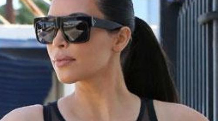 Kínos! Kilógott Kim Kardashian hája – fotók!