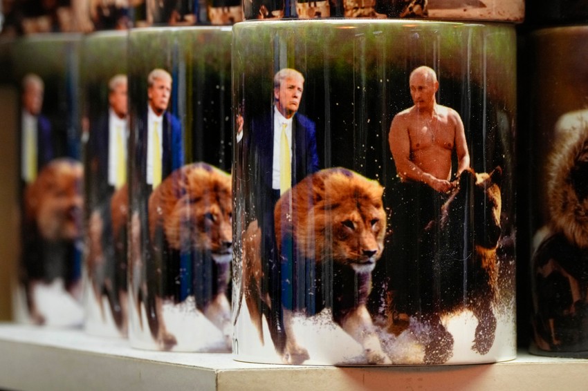 Šolje sa likovima Donalda Trampa i Vladimira Putina u suvenirnici u Sankt Peterburgu u Rusiji 13. februara