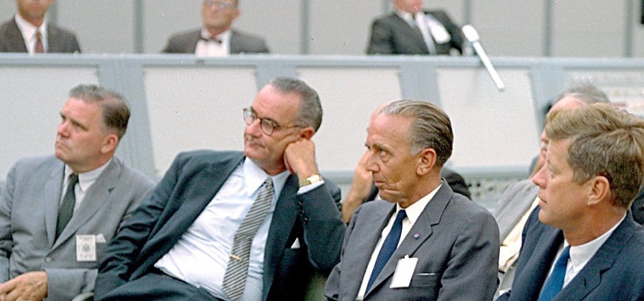 James Webb, wiceprezydent Lyndon Johnson, Kurt Debus i prezydent John F. Kennedy podczas zwiedzania kompleksu startowego na przylądku Canaveral na Florydzie, wrzesień 1962 r.