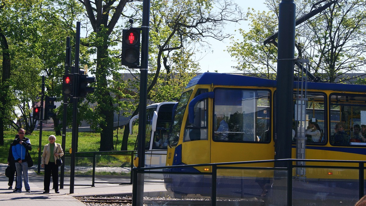 W Dzień Kobiet w godz. 14-17 tramwaj nr 1, który kursuje po Toruniu, będzie pełnił rolę ośrodka promującego profilaktykę nowotworową. W tych godzinach będzie można podróżować nim za darmo.