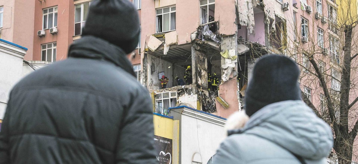 Zniszczone budynki mieszkalne w Kijowie wskutek ataku rosyjskich rakiet i dronów 27 grudnia 2025 r.