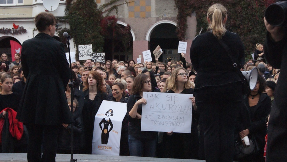 "Ogólnopolski Strajk Kobiet Runda II". Tak swoją manifestację, która odbędzie się dzisiaj po południu w Olsztynie nazwały organizatorki akcji. Panie swe zdanie na temat sytuacji w Polsce wyrażą na Starym Mieście.