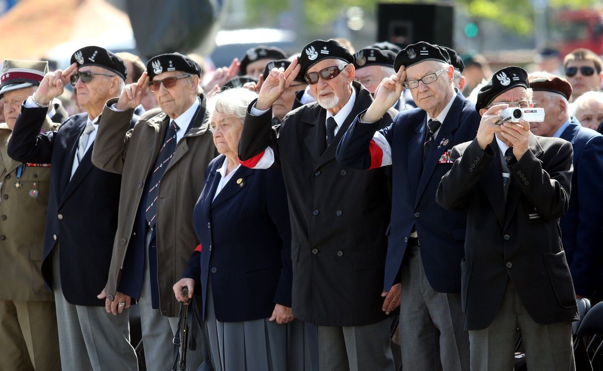 Weterani i kombatanci przy Grobie Nieznanego Żołnierza