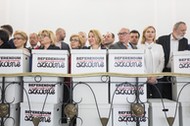 Opozycja zlozyla wniosek o referendum