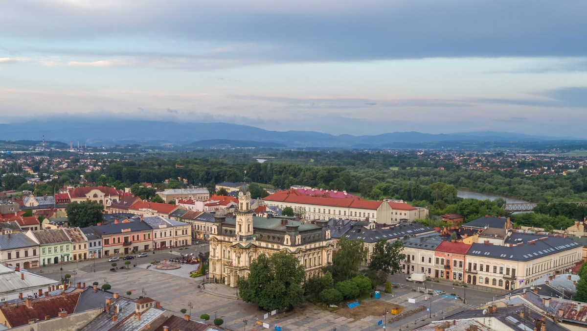 Liczba milionerów znacznie przekracza tu średnią krajową. W liczącym ponad 83 tys. mieszkańców Nowym Sączu mieszka ich ponad stu. Dla porównania taką samą liczbą krezusów może pochwalić się Rzeszów, który ma ponad dwa razy więcej mieszkańców.