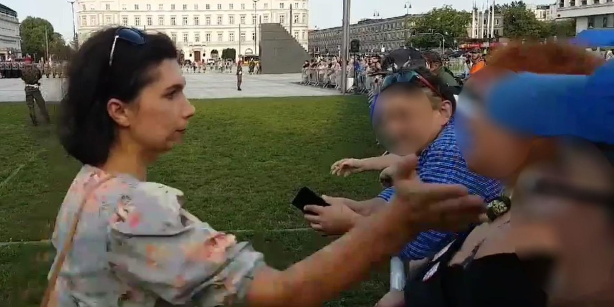 Uderzyła demonstrantkę. Teraz się tłumaczy