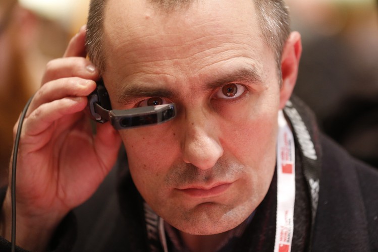 Vuzix M100 - słuchawka połączona z okularem