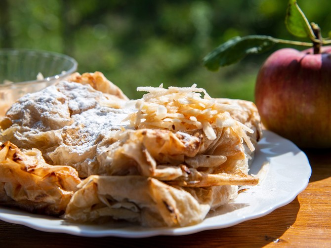 Petrovača je pita od jabuka koja se sprema za Petrovdan