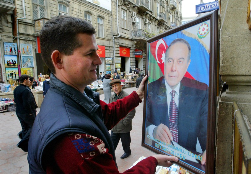 Portret bivšeg predsednika Azerbejdžana Hejdara Alijeva