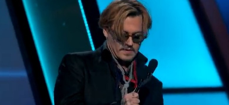 Zataczał się i bełkotał. Kompletnie pijany Johnny Depp na rozdaniu nagród [WIDEO]