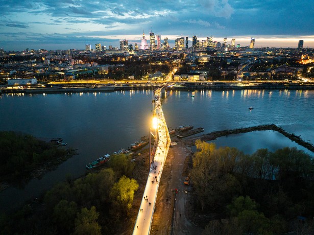 Nowy most dla pieszych i rowerzystów w Warszawie. Jest porównywany do Millennium Bridge