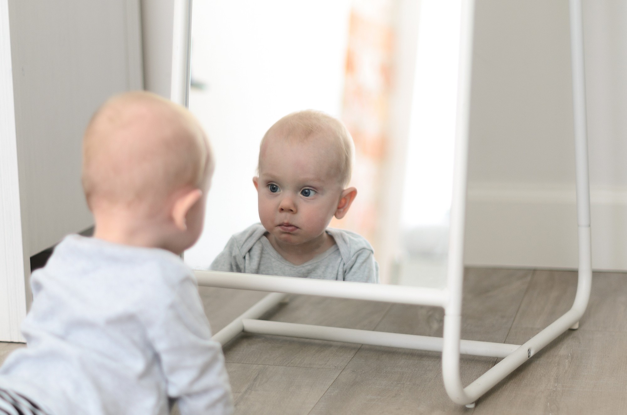 Зеркальный ребенок что это. Child looking in mirror. Зеркальный ребенок что это. Двухлетний ребенок. Ребенок перед зеркалом.