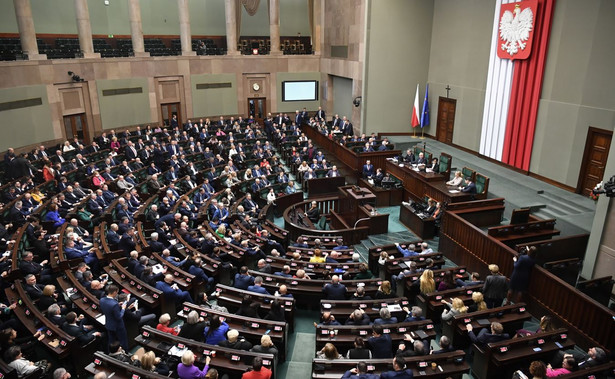 Posłowie na sali plenarnej Sejmu w Warszawie