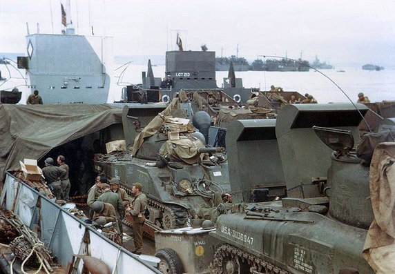 Czołgi M4 Sherman przygotowywane do transportu. Ich użycie już w pierwszym okresie po rozpoczęciu inwazji będzie nieocenione (koniec maja lub początek czerwca 1944, domena publiczna).