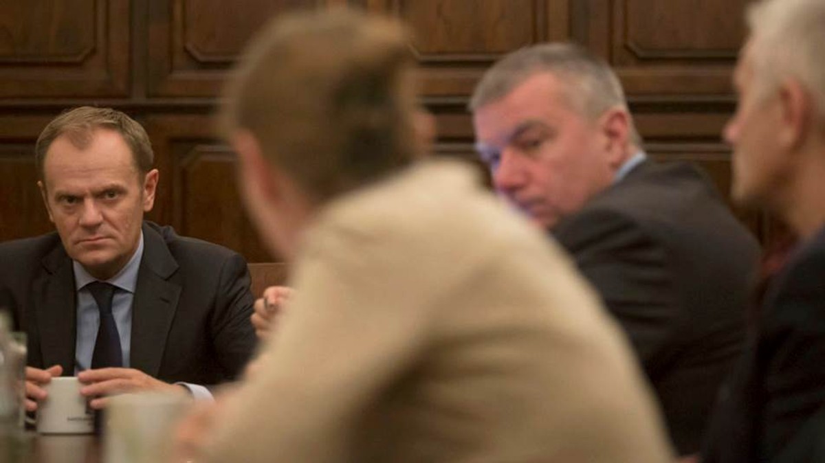 Nocna narada w kancelarii premiera. Tusk, Sikorski, Graś