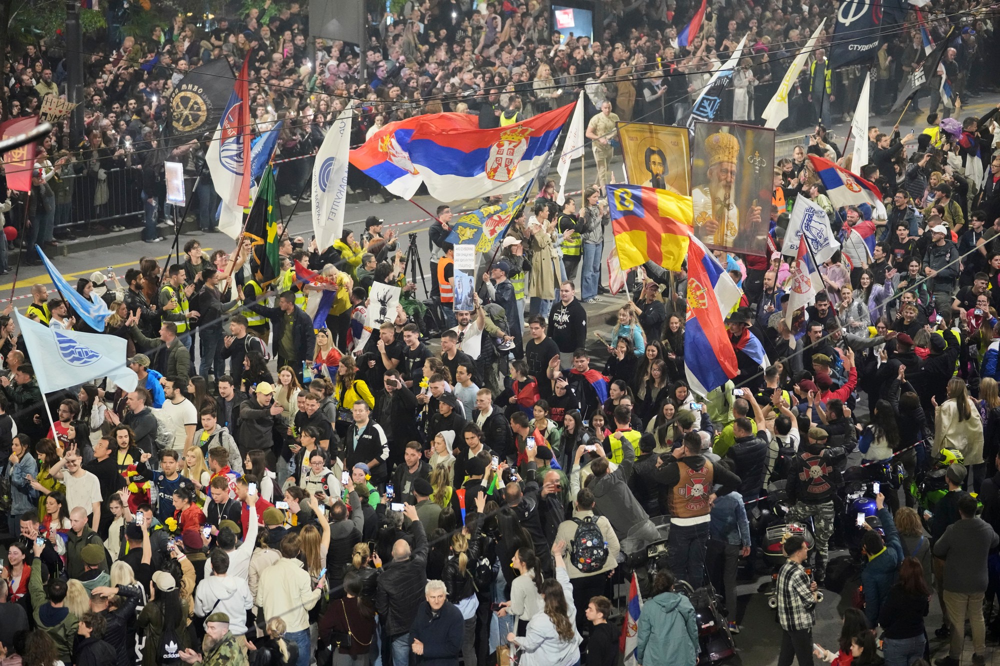V predvečer protivládneho zhromaždenia sa v Belehrade zišli tisíce ľudí z celého Srbska.