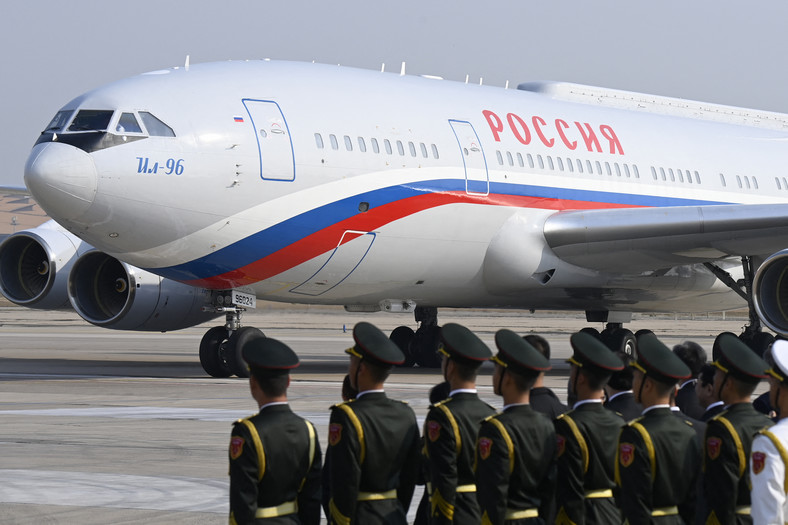 Samolot rosyjskiego prezydenta i jego delegacji wylądował w Pekinie. 17 października 2023 r.