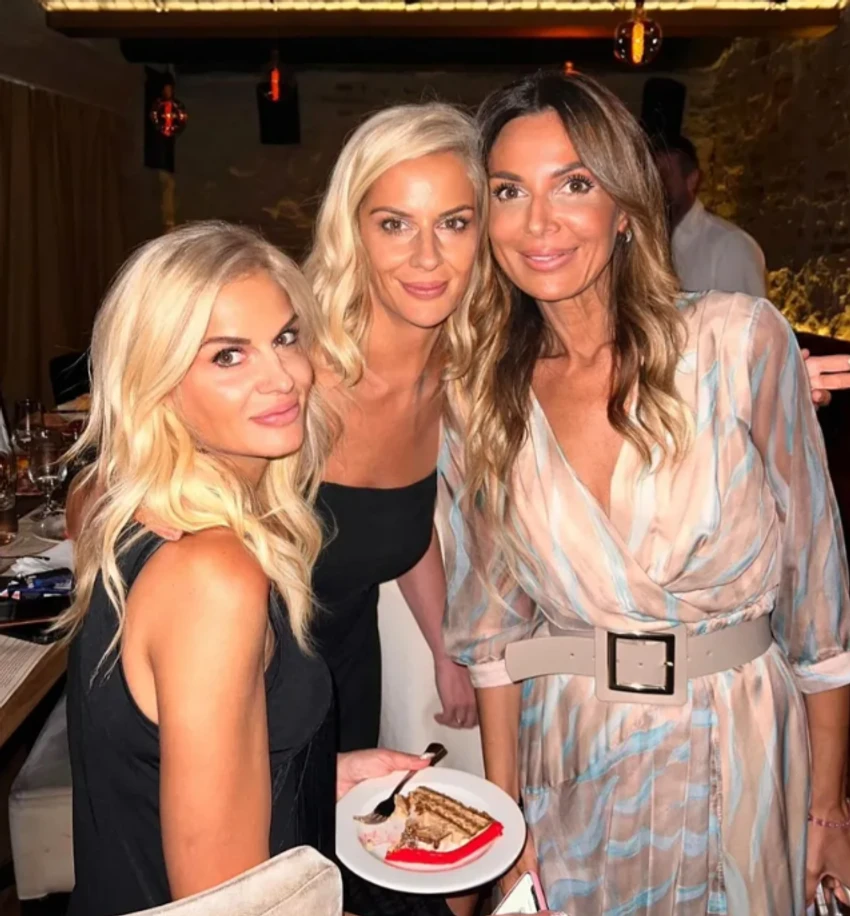 Slađana Tomašević sa sestrama