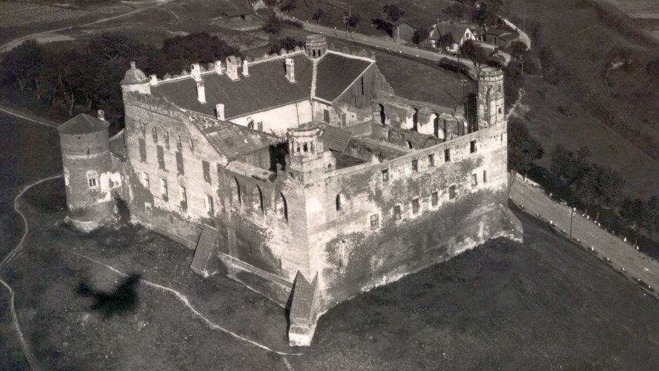 Widok z lotu ptaka na zamek krzyżacki w Golubiu po wojnie