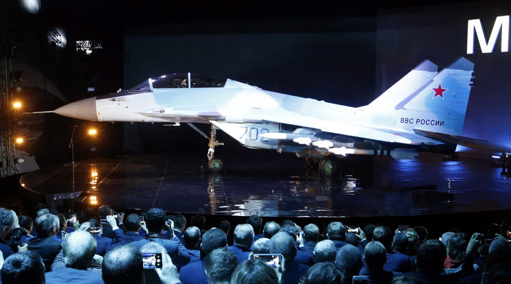 Az új vadászrepülőt pénteken mutatták be a nagyközönség számára /Fotó: MTI