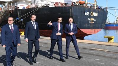 Premier Mateusz Morawiecki, prezes zarządu Morskiego Portu Gdynia Jacek Sadaj, sekretarz stanu w Ministerstwie Funduszy i Polityki Regionalnej, pełnomocnik rządu ds. CPK Marcin Horała i sekretarz stanu w Ministerstwie Infrastruktury Marek Gróbarczyk po wizycie w Morskim Porcie Gdynia