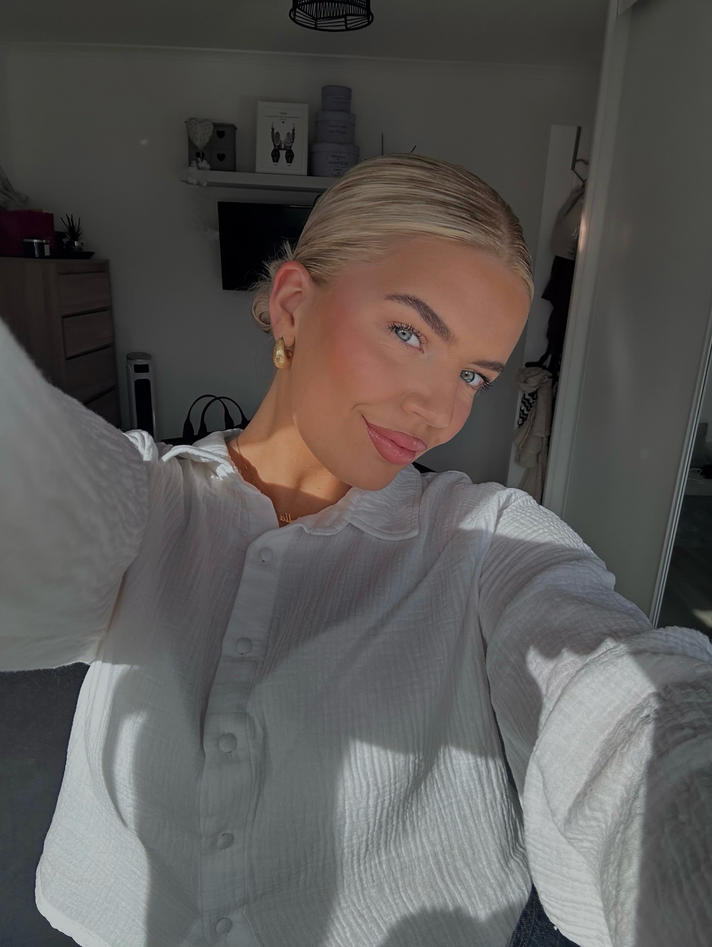 Bella Baylissová (25), začala pociťovať nafukovanie a bolesť žalúdka.