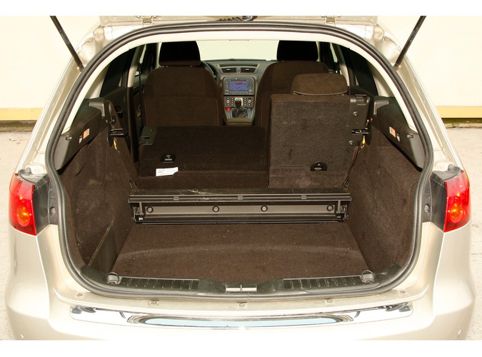 Croma to powrót Fiata do ligi passata i mondeo, w której notabene nigdy nie udało się zabłysnąć producentowi znanemu z fenomenalnych aut miejskich. Niestety i w tym przypadku włoska koncepcja limuzyny nie przypadła do gustu klientom. Sprawdzamy, w czym tkwi problem...