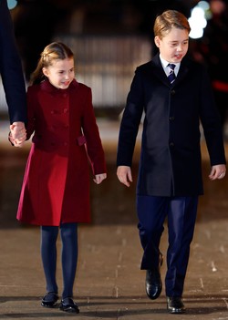 2022 karácsonyán az ünnepi misén viselte ezt a bordó kabátkát Sarolta hercegnő