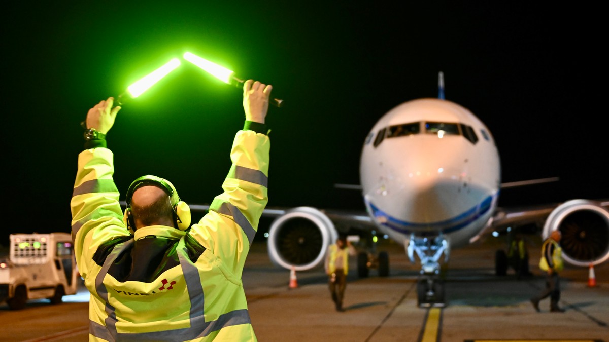 LASERIMA OMETALI PILOTE DOK SU SLETALI NA AERODROM "NIKOLA TESLA"! Čak 25 puta pokušavali da izazovu TRAGEDIJU: Evo gde su počinioci ovog teškog krivičnog dela locirani