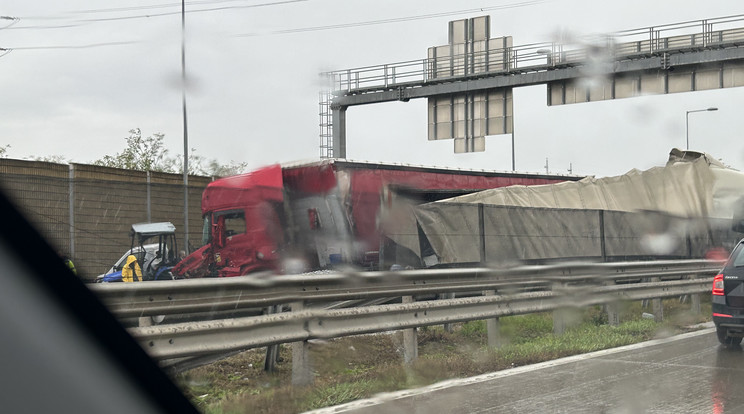 Több kamion csapódott egymásba az M0-ás autóúton / Olvasói fotó