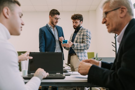 Ne traže ih više samo IT kompanije: Banke, osiguranja i telekomunikacije u Srbiji u lovu na AI stručnjake, plate prelaze 4.600 evra