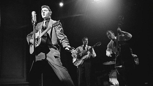 Elvis Presley na jednym z koncertów, 1956 r.