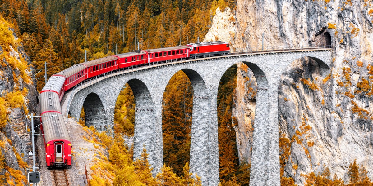 Do napaści na ukraińską rodzinę doszło na urokliwej trasie kolei w Szwajcarii. Zdjęcie ilustracyjne.