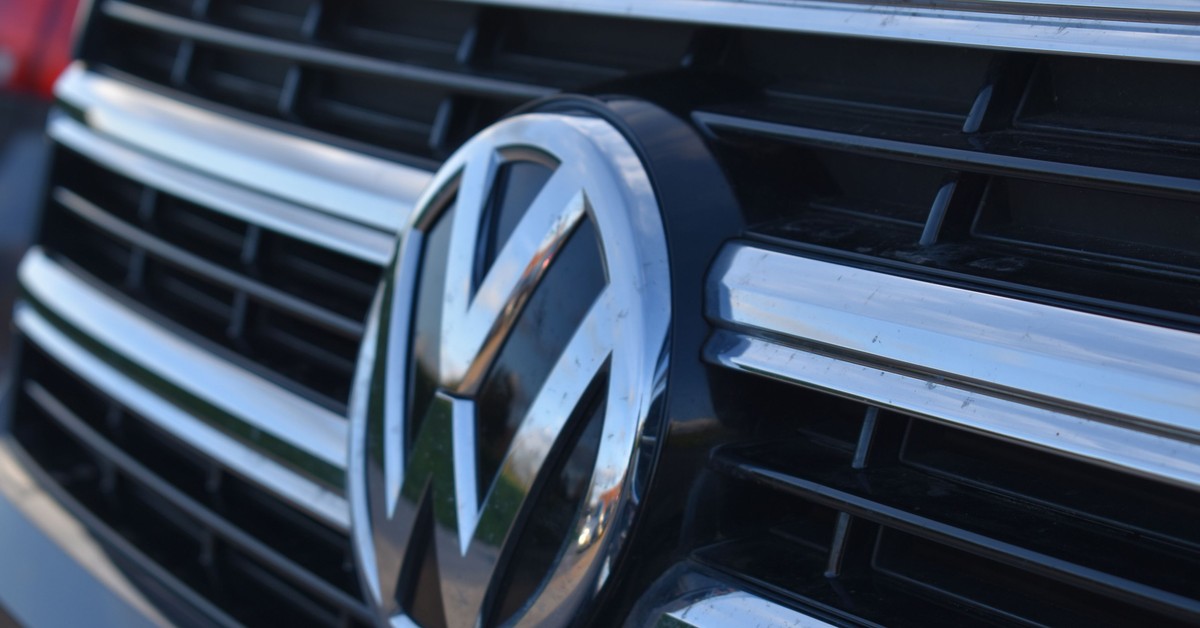 Wojna celna uderza w branżę motoryzacyjną. Największy europejski producent obniża prognozy na 2025 rok