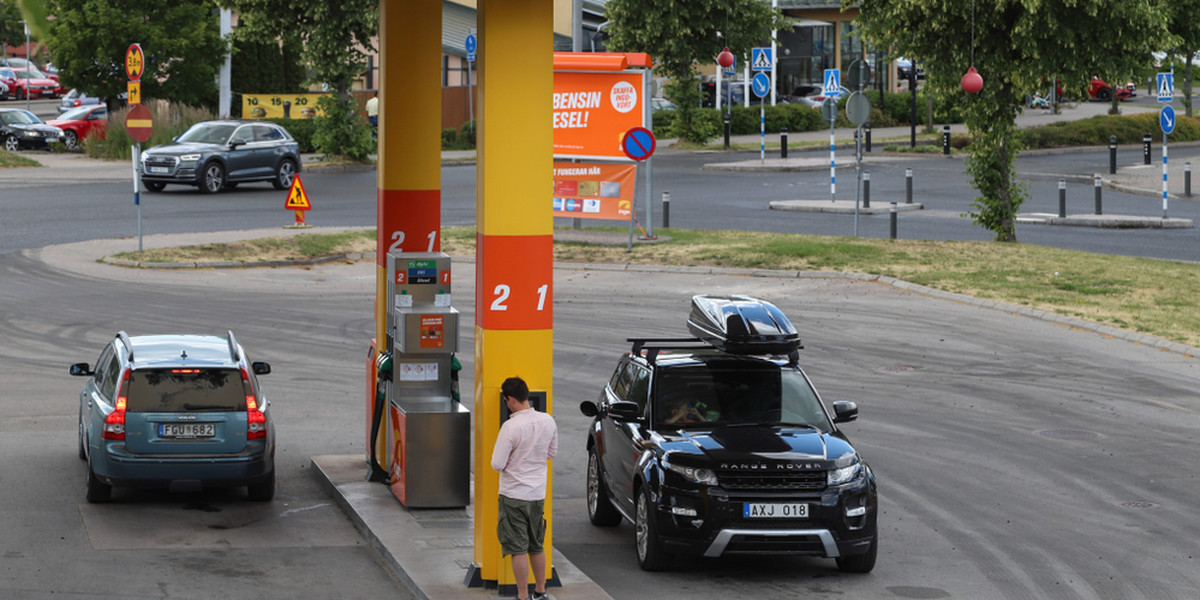 Litr benzyny osiągnął w Szwecji ostatnio rekordowo wysoką cenę 16,89 koron. Część kierowców domaga się obniżek.