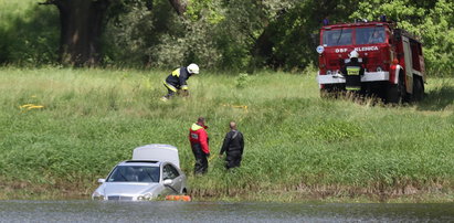 Samochód spadł z promu i utonął w Odrze