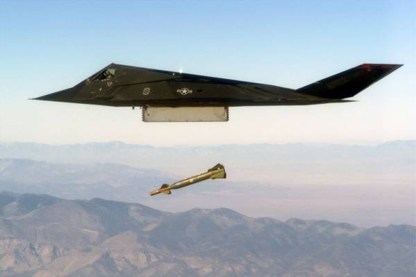 F-117 Nighthawk w czasie bombardowania (fot. domena publiczna).