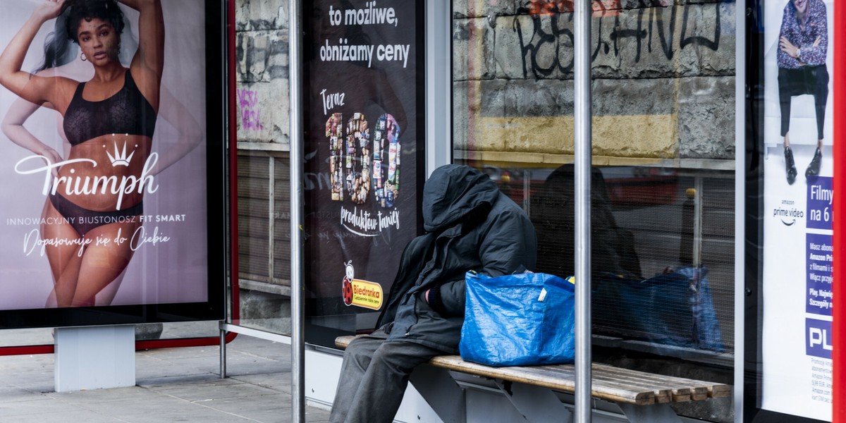 Liczba Polaków żyjących w skrajnym ubóstwie zwiększyła się o około 378 tys. – z 1,6 mln w 2019 r. do 2 mln w 2020 r.