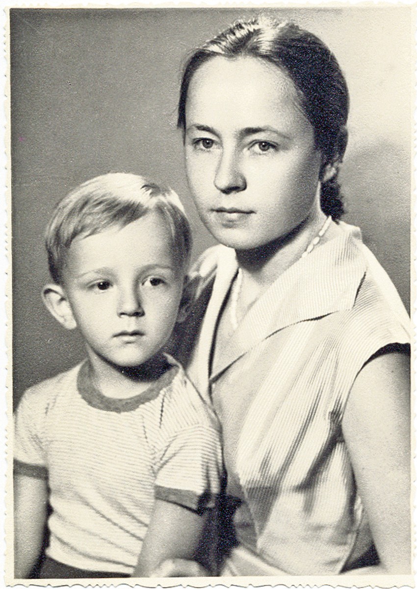 Đilasova deca Aleksa i Štefica (1957) - ovu fotografiju je držao na stolu u ćeliji, a na poleđini je stajala strofa poznate pesme Desanke Maksimović “Sreća” koju je ispisala Štefica: “Ne merim više vreme na sate, ni po sunčevom vrelom hodu, dan mi je kad njegove se oči vrate, i noć kad ponovo od mene odu.” 
