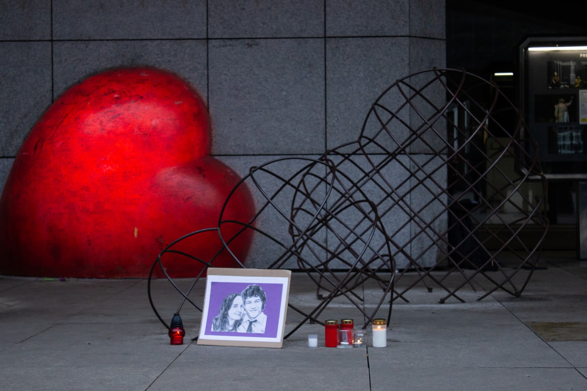 Pietne miesto počas zhromaždenia na Námestí Václava Havla v Prahe, kde si ľudia pripomenuli osem rokov od vraždy slovenského novinára Jána Kuciaka a jeho snúbenice Martiny Kušnírovej.