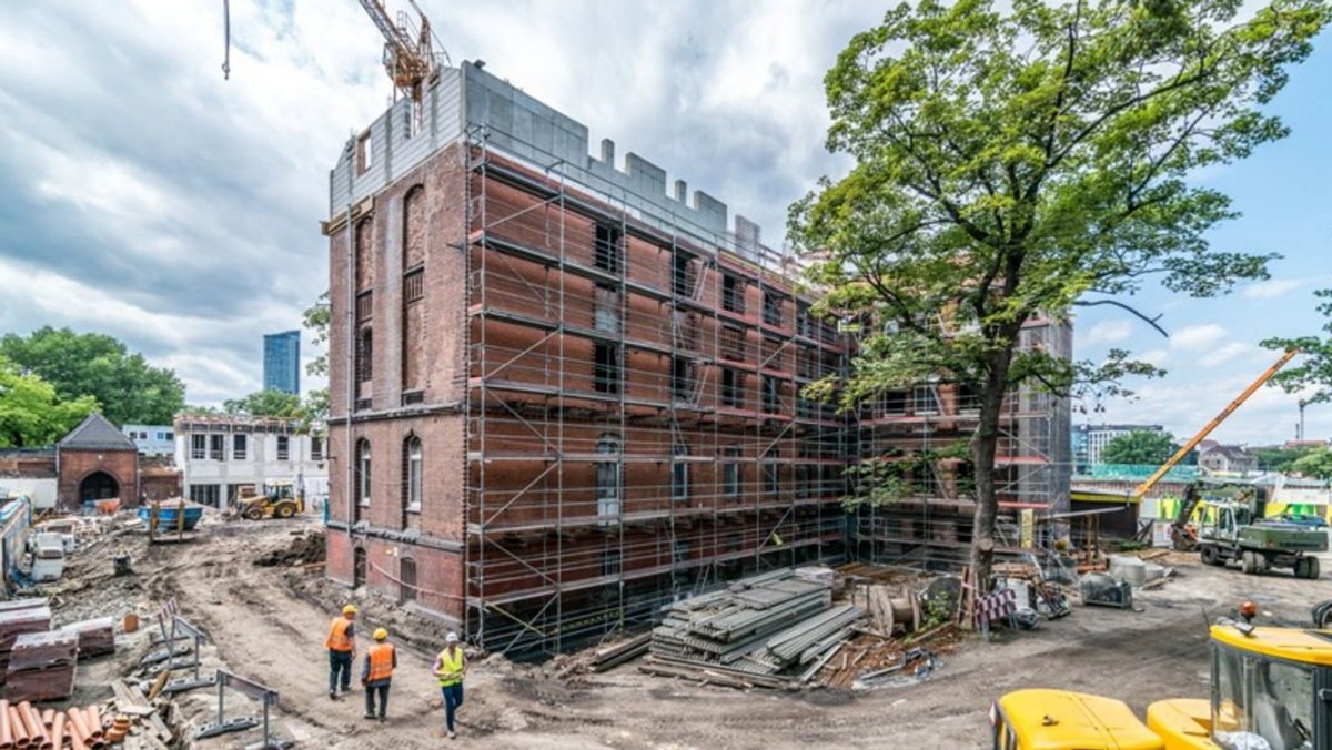 Prace przy budowie wrocławskiego Angel Care, czyli pierwszego w Polsce kompleksowego centrum opieki nad osobami starszymi, idą pełną parą. Luksusowy ośrodek, który powstaje w dawnym szpitalu przy ul. Dyrekcyjnej ma być gotowy wiosną przyszłego roku.