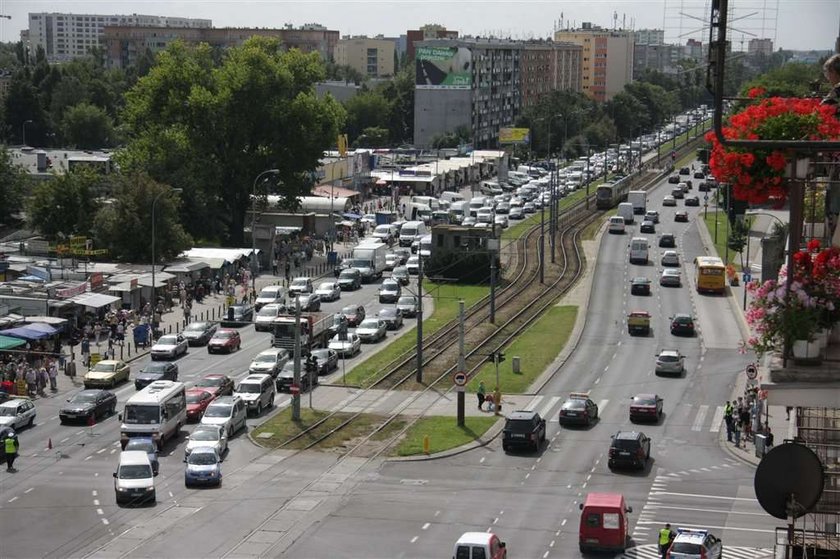 Auto zabiło kobietę na przystanku